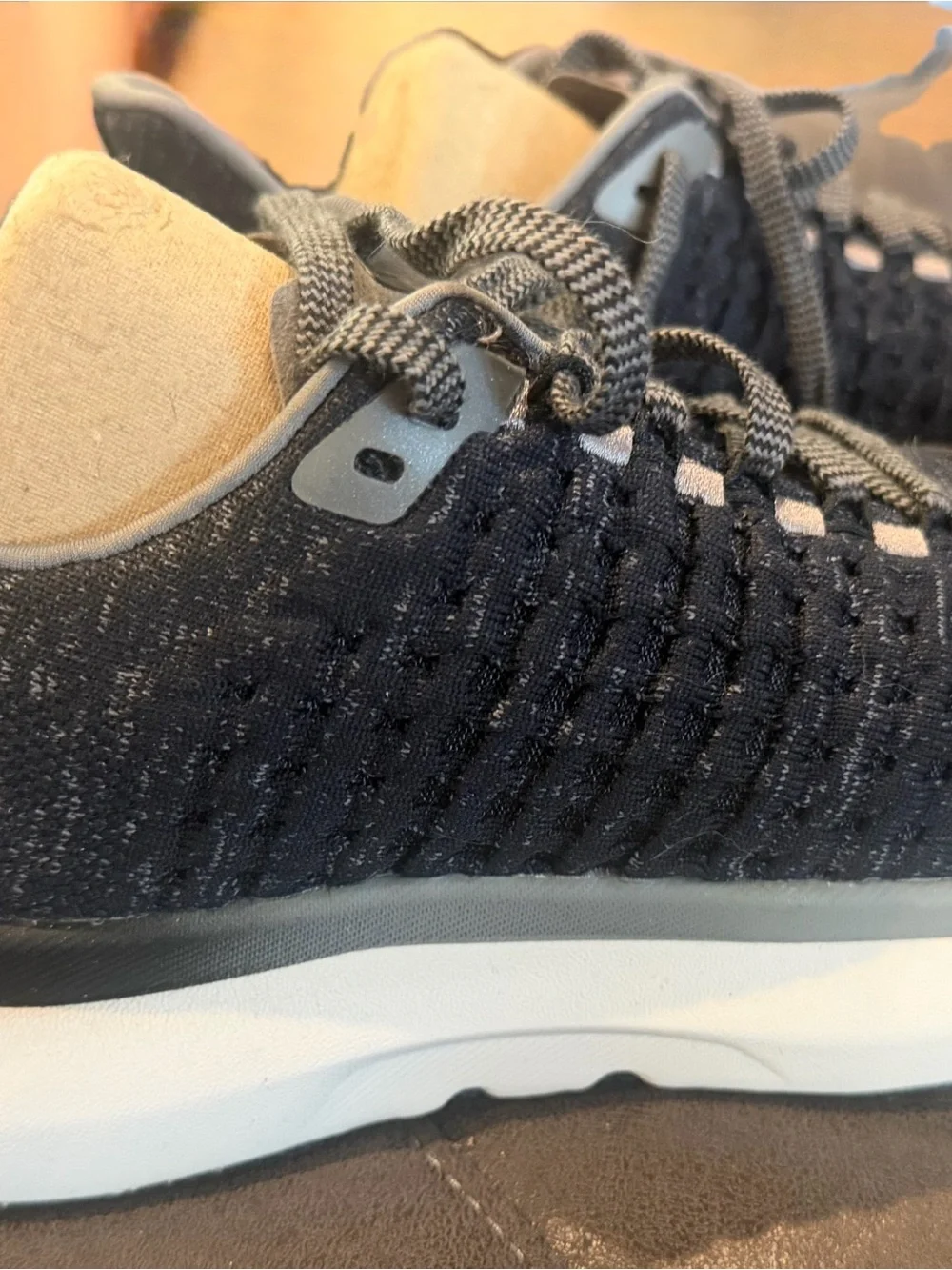 Men's Rabbit Dream Chaser. Size 10. New in box.  Knit Athletic Sneakers